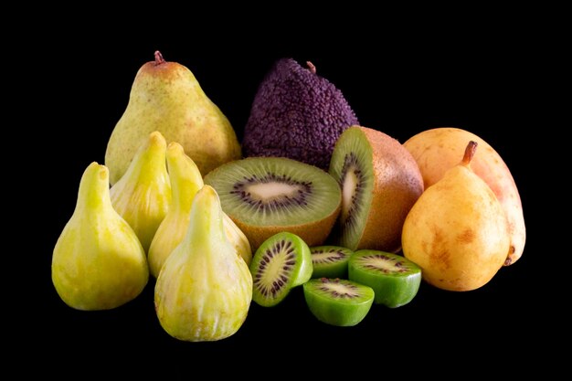 Kiwi y kiwi amarillo higos jugosos peras y aguacate sobre fondo negro