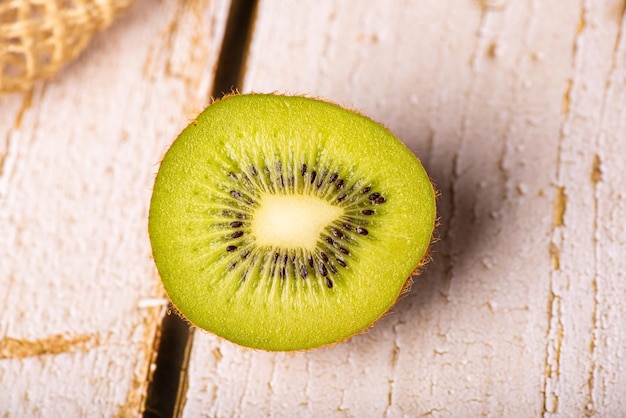 Kiwi-Kiwi-Fruchtsatz auf rustikalem Holz mit selektivem Fokus des rustikalen Gewebes