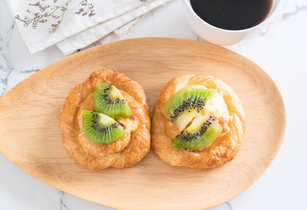 Kiwi-Kuchen auf Teller