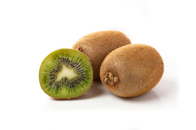 Kiwi maduro y medio kiwi aislado en un fondo blanco