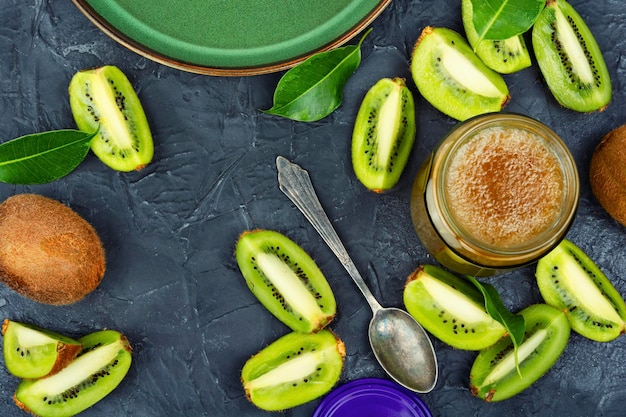 Kiwi-Marmelade auf dem Tisch