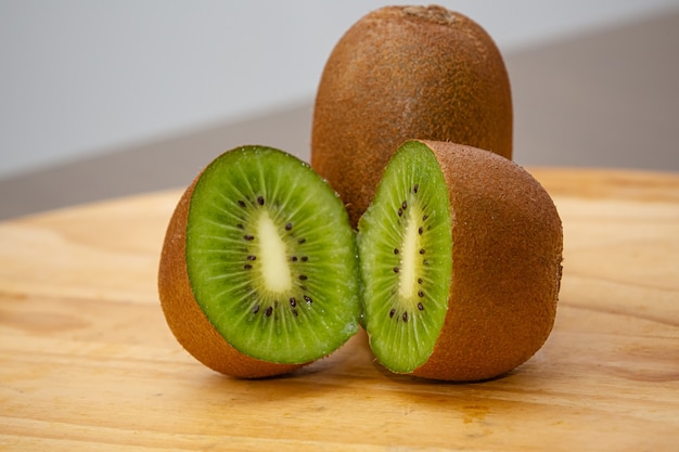 Kiwi marrón maduro en rodajas sobre la mesa listo para la vitamina de la mañana