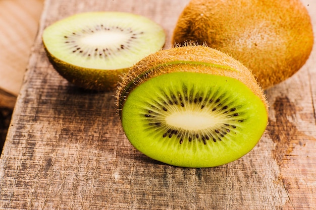 Kiwi en marrón