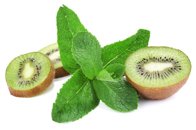 Kiwi con menta aislado en blanco