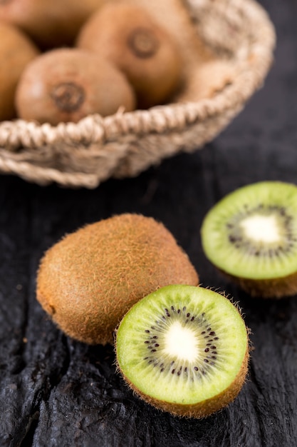 Foto kiwi en la mesa de madera negra