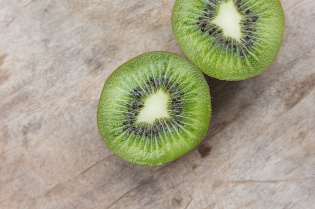 Kiwi en mesa de madera