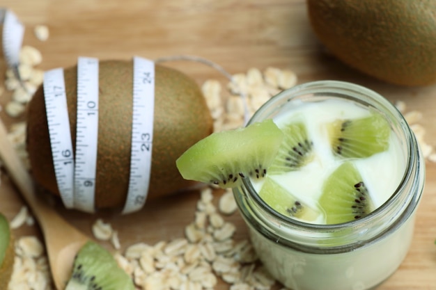 Kiwi mit Smoothie-Joghurt