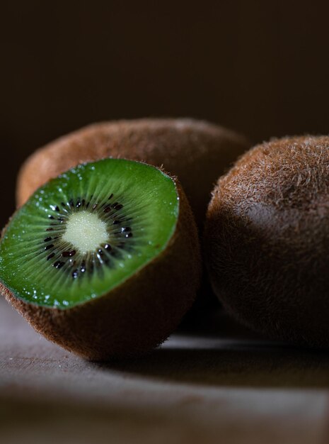 Foto kiwi por la mitad con un fondo de estilo moody dark