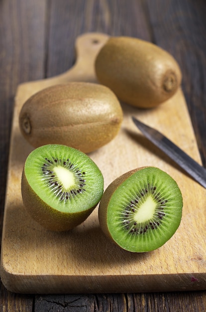 Kiwi y la mitad en la mesa de madera vieja. Enfoque selectivo