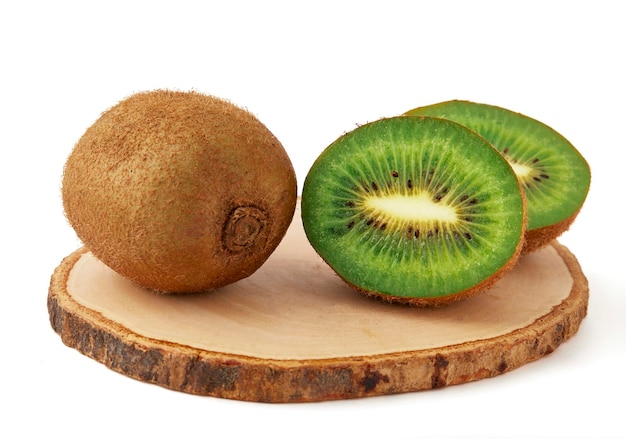 Kiwi y la mitad en rodajas sobre un platillo de madera aislado sobre fondo blanco. Frutas populares ricas en vitaminas. Frutas de dieta.