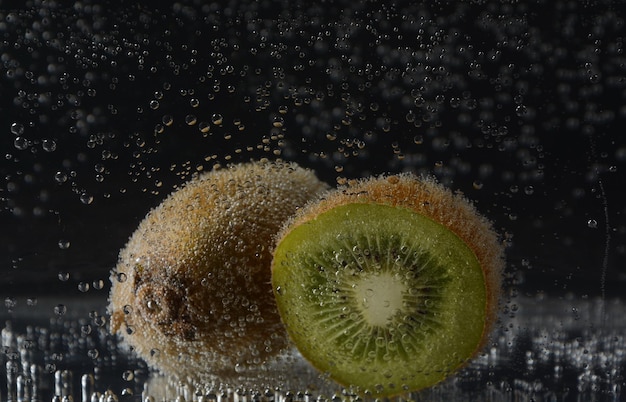 Kiwi na água com bolhas