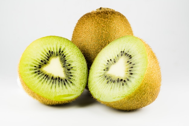 kiwi no fundo branco