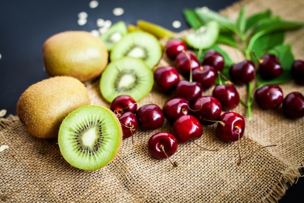 Kiwi orgánico Fruto de cereza aislado sobre el fondo negro