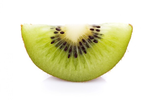 Kiwi en pared blanca