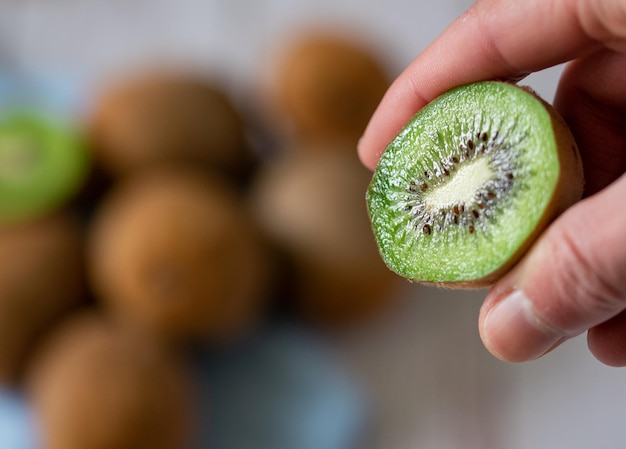 Kiwi partido por la mitad listo para un desayuno saludable