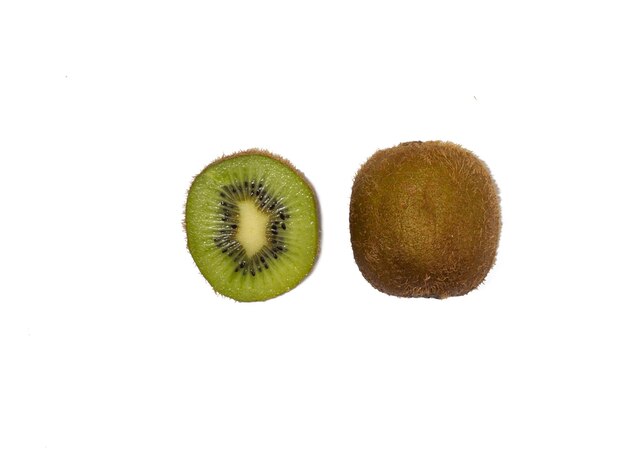 Kiwi sin pelar y la mitad en una vista superior de fondo blanco