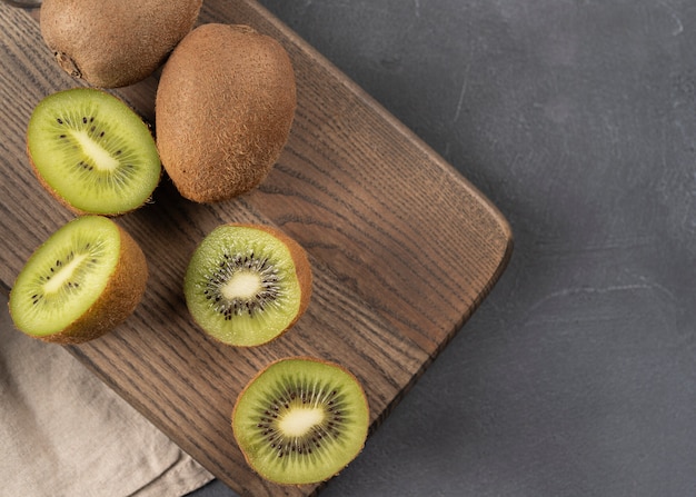 Kiwi picado en una tabla en alta resolución