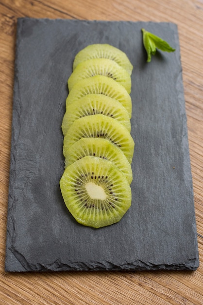 Kiwi en pizarra con menta verde