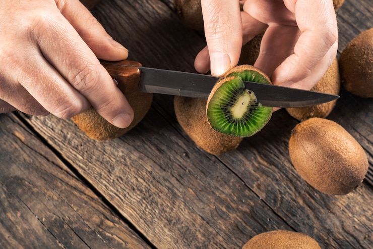 Foto kiwi putzen und schneiden