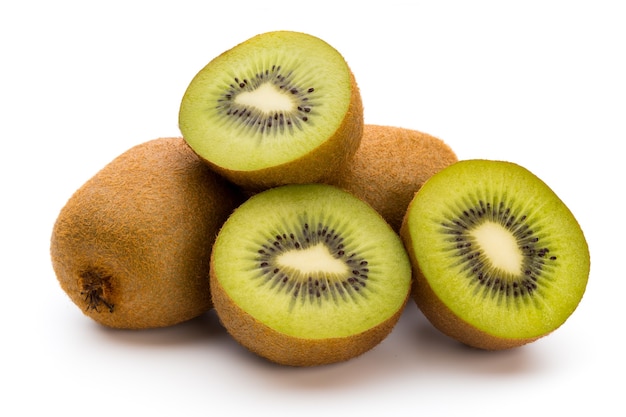 Kiwi y rodajas aisladas sobre superficie blanca.