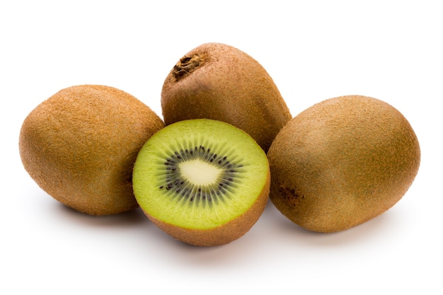 Kiwi y rodajas aislado en blanco.