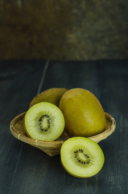 Kiwi y rodajas con cesta de bambú.