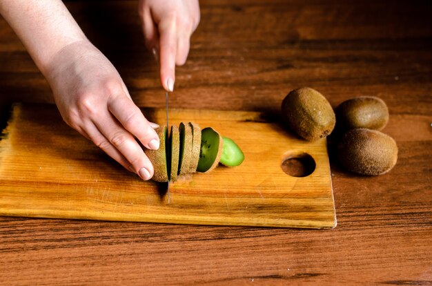 Kiwi en rodajas sobre una tabla de madera.