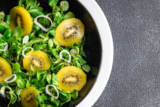 Kiwi-Salat-Snack-Mahlzeit auf dem Tisch Kopie Raum Lebensmittel Hintergrund rustikale Draufsicht