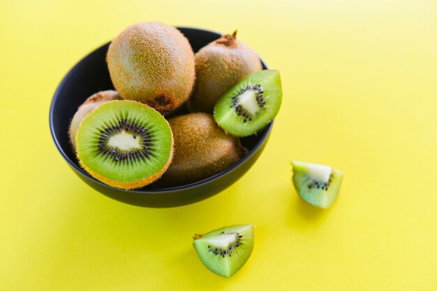 Kiwi slice in bowl - Kiwis frescos em cima da mesa