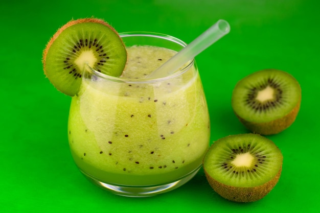 Kiwi-Smoothie in einem Glas auf grünem Hintergrund Ein gesundes Vitamingetränk