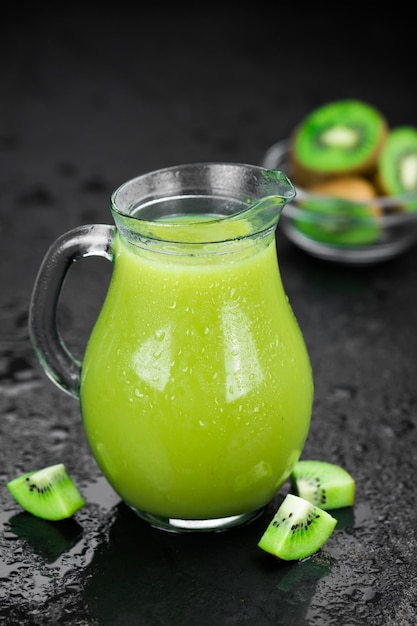 Kiwi-Smoothie selektiver Fokus