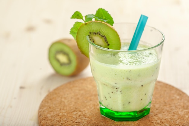 Kiwi-Smoothies im Glas auf Holztisch