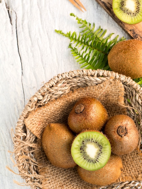 Kiwi sobre fondo blanco de madera