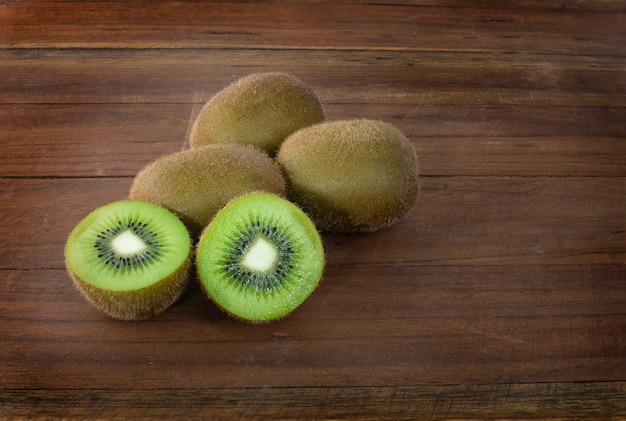 Kiwi sobre fondo de madera con copia spac