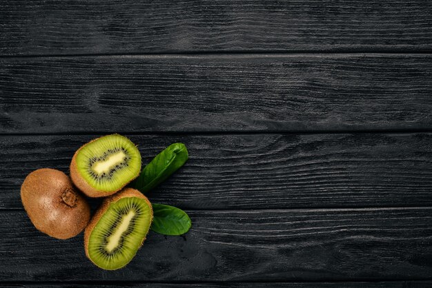 Kiwi sobre un fondo de madera Frutas frescas Vista superior Espacio libre para texto