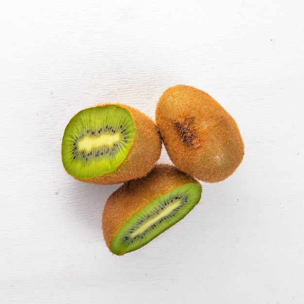 Kiwi sobre un fondo de madera Frutas frescas Vista superior Espacio libre para texto