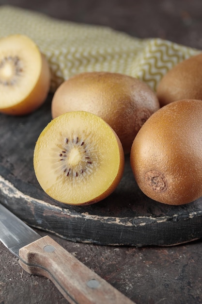 Kiwi en una tabla de madera negra