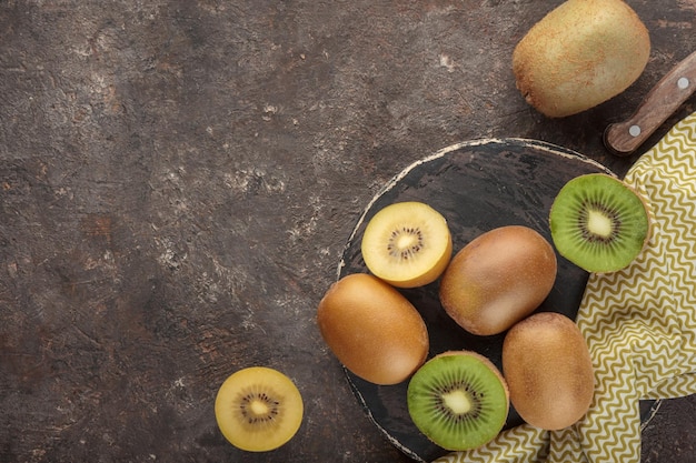 Kiwi en una tabla de madera negra