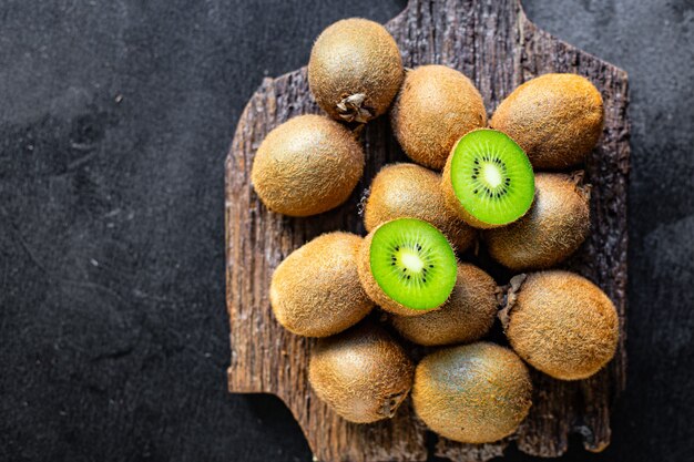 Kiwi en una tabla de madera