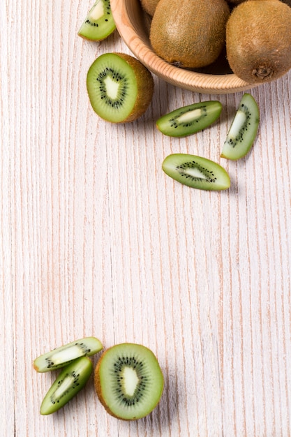 Kiwi en un tazón de madera