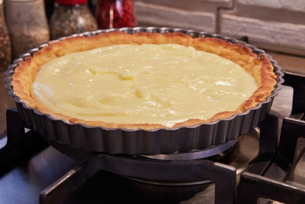 Kiwi-Torte mit Sahne beim Kochen Französische Gourmetküche