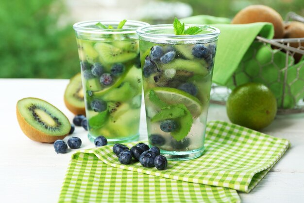 Kiwi- und Blaubeercocktails auf hölzernem Hintergrund