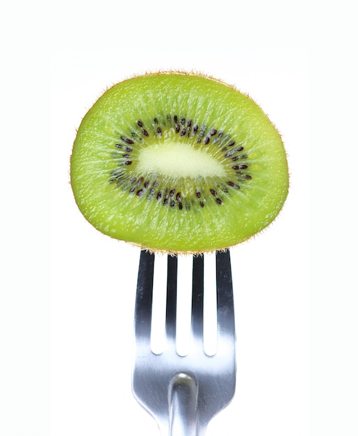Kiwi und Gabel auf Weiß, Diät und gesundem Konzept.