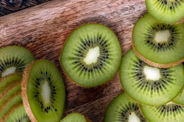 Kiwi verde en rodajas sobre una tabla para cortar