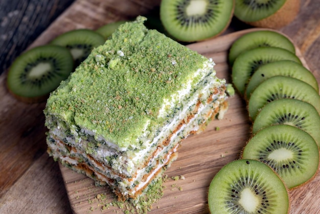 Foto kiwi verde en rodajas sobre una tabla para cortar