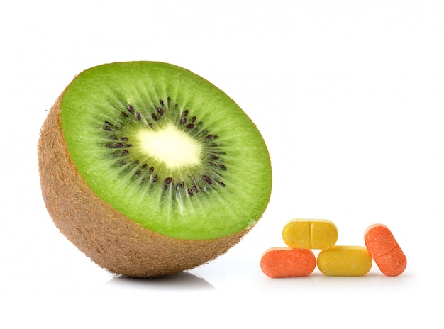 Kiwi y vitamina C aislado en espacio en blanco