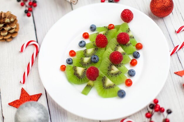 Kiwi Weihnachtsbaum, lustige Essensidee für Kinderparty oder Frühstück