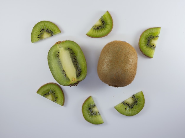 Kiwifruit auf weißem Hintergrund.