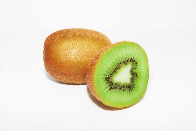 Kiwiripe ganze Kiwi-Früchte und halbe Kiwi-Früchte, isoliert auf weißem Hintergrund