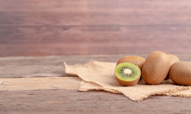 Kiwis (Actinidia chinensis) auf dem Sack